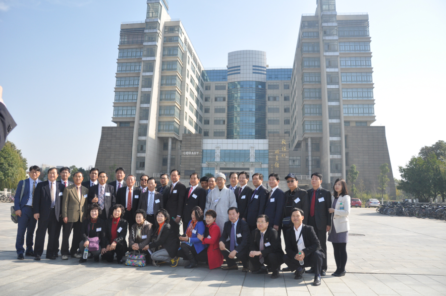 韩国教育代表团访问学校